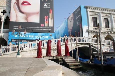 The light art project “Madonna and sisters” by Manfred Kielnhofer on biennale tour in Venice