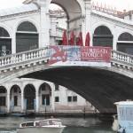 The light art project “Madonna and sisters” by Manfred Kielnhofer on biennale tour in Venice