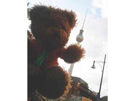 bloggi vor dem fernsehturm berlin Bloggi besucht Build a Bear in Berlin