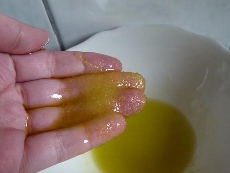 Schön mit Milchkosmetik: Peeling und Bad für die Hände