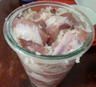 แหนมซี่โครงหมู - Naem See Krong Moo - Fermentierte oder gepoekelte Schweinerippchen - Fermented or cured pork ribs (with soft bones)