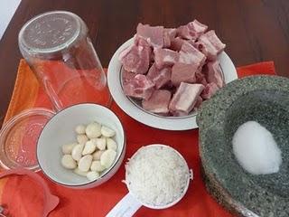 แหนมซี่โครงหมู - Naem See Krong Moo - Fermentierte oder gepoekelte Schweinerippchen - Fermented or cured pork ribs (with soft bones)