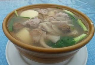 Gaeng Jued Tauhoo Moo Sab:   Milde Suppe mit Tofu und Schweinefleischbällchen / Mild Soup with Tofu and Pork