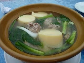 Gaeng Jued Tauhoo Moo Sab:   Milde Suppe mit Tofu und Schweinefleischbällchen / Mild Soup with Tofu and Pork