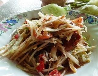 Somtam Malakow, Gai Yang - Gruener Papayasalat und gegrilltes Huhn - Green Papaya Salad and Grilled Chicken