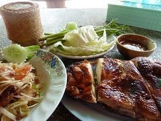 Somtam Malakow, Gai Yang - Gruener Papayasalat und gegrilltes Huhn - Green Papaya Salad and Grilled Chicken