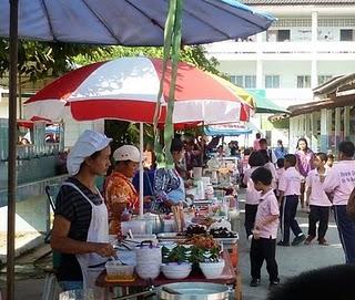 Thailand: Essen in der Schule - Eating at School