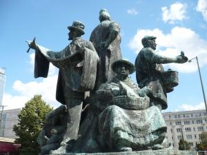 Marktleute - Figuren auf einem Brunnen Nähe Alexanderplatz, Berlin