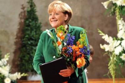 Blumen für die Kanzlerin: Angela Merkel nach ihrer Rede beim Friedenstreffen in München (Bild: Erzbischöfliches Ordinariat München)