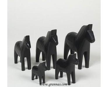 Gestatten, das Dalapferd ganz in Schwarz