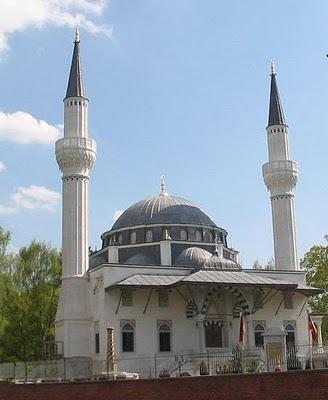 Anschläge und Gewalt gegen Moscheen und Muslime