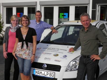 Zwei Studentinnen im Elektroauto der Hochschule Hamm-Lippstadt bei der Bertha Benz Challenge dabei