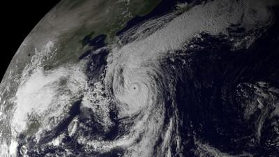 Taifun ROKE vor Japan: Hochauflösendes Satellitenfoto kurz vor Sonnenaufgang am 21. September 2011, Satellitenbild Satellitenbilder, Hurrikanfotos, Hurrikan Satellitenbilder, Roke, Japan, September, 2011, Fotos Fotogalerie, 