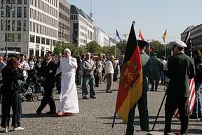 ”Papst” und ”Hitler” Arm in Arm durch Berlin