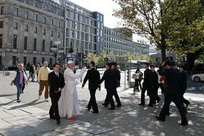 ”Papst” und ”Hitler” Arm in Arm durch Berlin