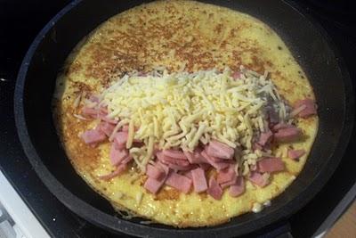 Omelett mit Schinken & Käse (omelett with ham & cheese)