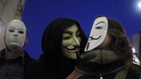 Aktivisten von Anonymous im spanischen Malaga. Die Gruppe will Wikileaks-kritische Konzerne mit Faxen überfluten. Quelle: Reuters