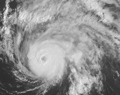 Hurrikan OPHELIA meint es anscheinend gut mit Bermuda, Ophelia, Atlantik, Bermudas, Satellitenbild Satellitenbilder, Verlauf, Zugbahn, Vorhersage Forecast Prognose, Oktober, 2011, Hurrikansaison 2011, major hurricane, aktuell, 