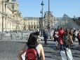 Am Weg zum Eiffelturm am Louvre vorbei