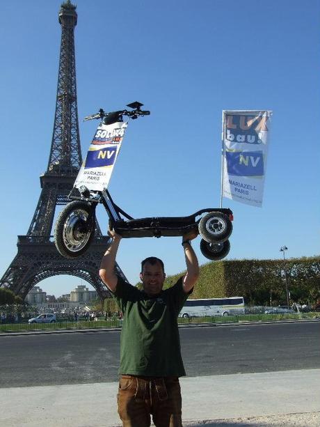 Wolfram Doberer am Ziel beim Eiffelturm in Paris