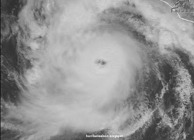 JOVA bleibt ein starker Hurrikan nahe Kategorie 4 - Sturmwarnung jetzt auch in Nayarit, Jova, Hurrikanwarnung, Nayarit, Colima, Jalisco, Mexiko, Puerto Vallarta, Manzanillo, aktuell, Satellitenbild Satellitenbilder, Oktober, 2011, Hurrikansaison 2011, 