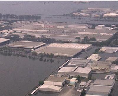 Hochwasser Thailand: Honda, Toyota und Nikon stellen vorübergehend Produktion ein und schließen Fabriken, Sturmflut Hochwasser Überschwemmung, Thailand, Oktober, Katastrophen, 2011, aktuell, Taifunsaison, 