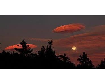 UFOs kommen nur bei Vollmond: Fantastische Fotos Lenticular-Wolken bei Crans Montana, Schweiz