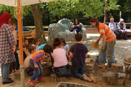 In den Sommerferien: Bauen und Spielen mit Lehm im Britzer Garten