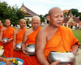 Wan Awk Pansa: Das Ende der buddhistischen Fastenzeit / The End of the Buddhist Lent