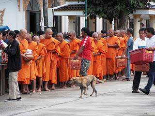 Wan Awk Pansa: Das Ende der buddhistischen Fastenzeit / The End of the Buddhist Lent