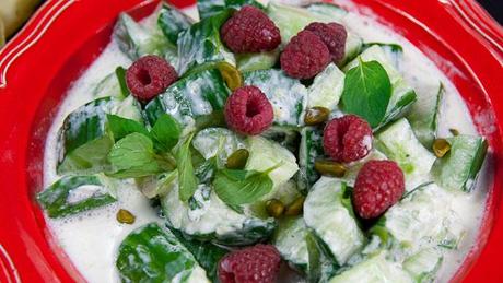Gurken Joghurt Salat mit Brombeeren, Pistazien und Minze