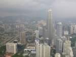 Beide Petronas Towers mit anderen Häusern