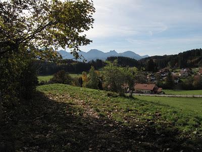 Vollgesogen mit goldener Oktobersonne: Eine Wanderung von Rieden am Forgensee über den Faulensee und die Fachklinik Enzensberg zur Burgruine Hopfen am See