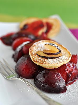 Mini-Pancakes auf Pflaumen-Ragout