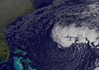Atlantik aktuell: System 98L (potenziell außertropischer Sturm SEAN) südwestlich von Bermuda entwickelt sich, Satellitenbild 7. November 2011