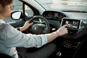 Neue gestalteter Innenraum im Peugeot 208: Gelungene Kombination von kleinem Lenkrad, höher und besser im Blickfeld des Fahrers gelegenen Kombiinstrumenten plus großer zentraler Touchscreen.