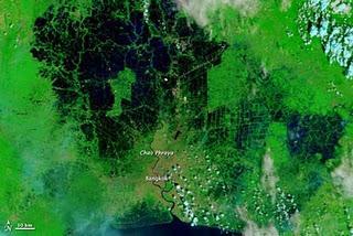 Flut / Hochwasser Thailand: Der NASA Terra Satellit fotografiert, wie das Wasser Bangkok einzuschließen beginnt