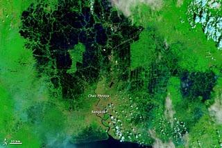 Flut / Hochwasser Thailand: Der NASA Terra Satellit fotografiert, wie das Wasser Bangkok einzuschließen beginnt, Thailand, Sturmflut Hochwasser Überschwemmung, NASA, Satellitenbild Satellitenbilder, aktuell, November, 2011, 