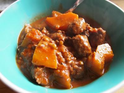 Kürbis-Linsen Stew mit knofigen Lammwürstchen