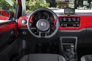 Der neue VW up im Innenraum mit rotem Plastik map + more