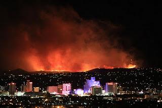 Feuer bedroht Teile von Reno, Nevada, Feuer Waldbrand wild fire Buschfeuer, USA, aktuell, November, 2011, Fotos Fotogalerie, 