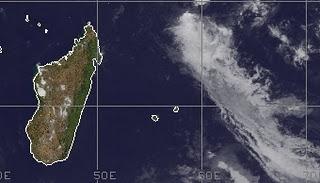 Zyklonsaison Südwest-Indik: System 96S bei Madagaskar entwickelt sich - potentiell Tropischer Zyklon ALENGA, 2011, aktuell, Alenga, Indischer Ozean Indik, November, Satellitenbild Satellitenbilder, Zyklonsaison Südwest-Indik, 