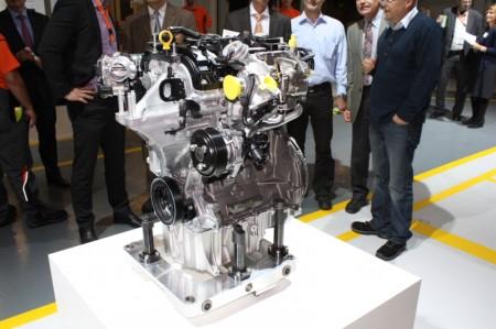 Alan Mulally, Konzern-Chef von Ford, startet die Produktion des modernen 1.0-Liter-EcoBoost-Motors in Köln