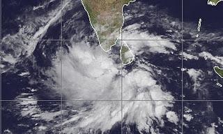 Zyklonsaison Nordindik: System 98B (potenziell Zyklon THANE) vor Indien und Sri Lanka entwickelt sich, Indischer Ozean Indik, Zyklonsaison Nordindik, Thane, aktuell, 2011, November, Satellitenbild Satellitenbilder,