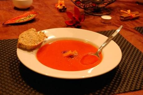 Rote Rüben Karotten Süßkartoffel Suppe und superschnelles Brot