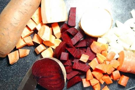 Rote Rüben Karotten Süßkartoffel Suppe und superschnelles Brot