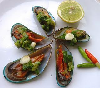 Yam Hoi Meng: Grünschalenmuscheln mit scharfem Dip / Green Shell Mussels with a Spicy Dip