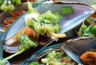 Yam Hoi Meng: Grünschalenmuscheln mit scharfem Dip / Green Shell Mussels with a Spicy Dip