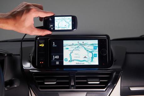 Smartphone als Kommunikationszentrale im Auto