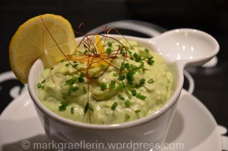 Garnelen-Spiesse auf Salatbett mit Avocado Dip